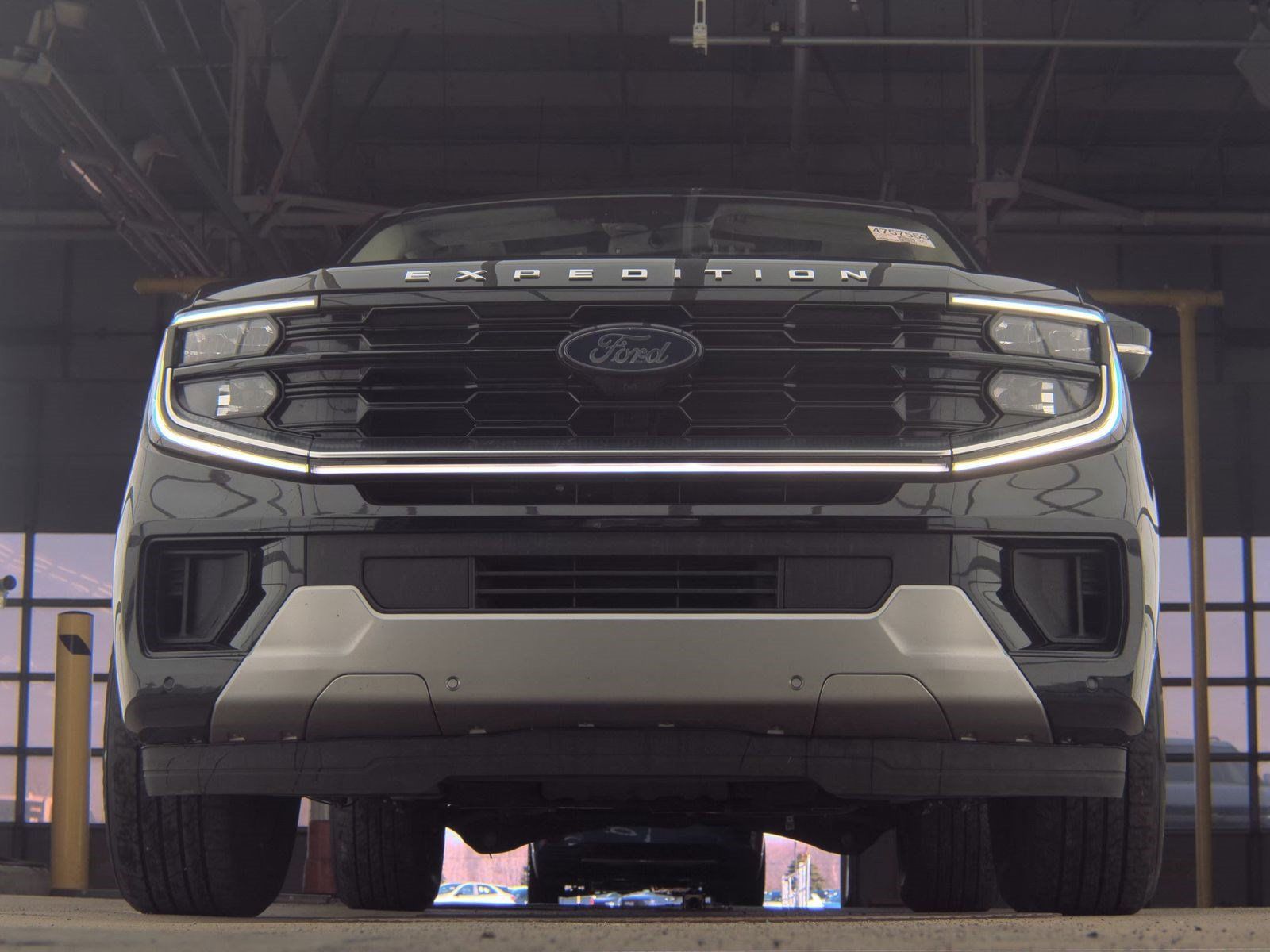 Used 2025 Ford Expedition Platinum AWD/4WD image 3