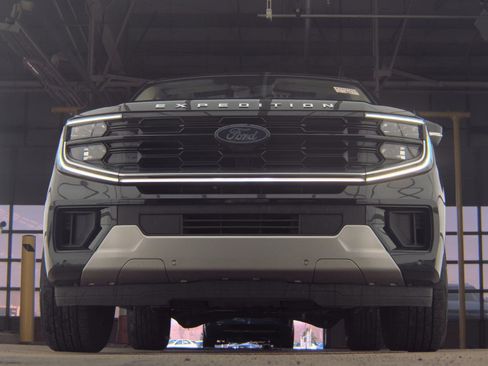Used 2025 Ford Expedition Platinum AWD/4WD image 3
