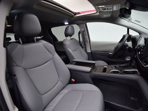 Used 2021 Toyota Sienna XLE image 20