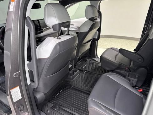 Used 2021 Toyota Sienna XSE FWD image 26