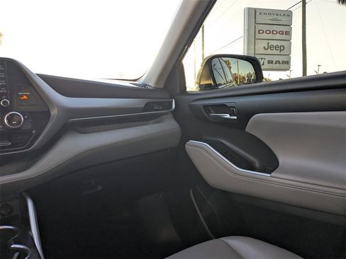 Used 2022 Toyota Highlander XLE image 17