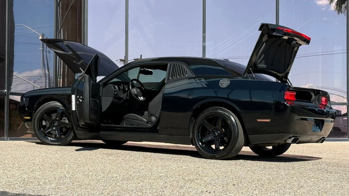 Used 2013 Dodge Challenger R/T RWD image 29
