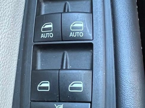 Used 2024 Chrysler Pacifica Touring-L FWD image 6