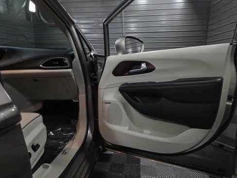 Used 2017 Chrysler Pacifica Limited image 47