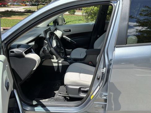 Used 2025 Toyota Corolla Cross LE FWD image 16