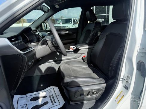 Used 2023 Jeep Grand Cherokee L Laredo image 4