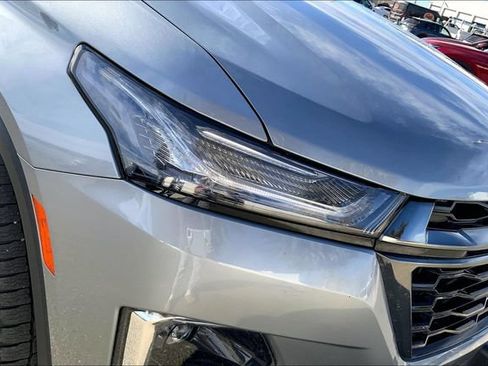 Used 2023 Chevrolet Traverse RS AWD/4WD image 29
