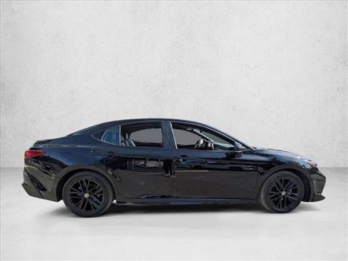 Used 2025 Toyota Camry SE image 4