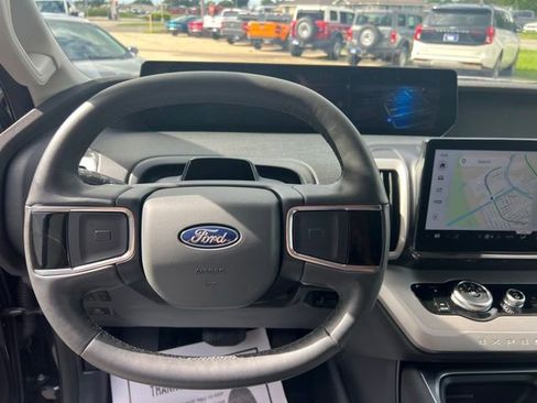 Used 2025 Ford Expedition Active AWD/4WD image 14