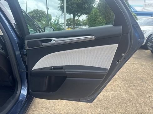 Used 2019 Ford Fusion SE w/ Equipment Group 151A image 17