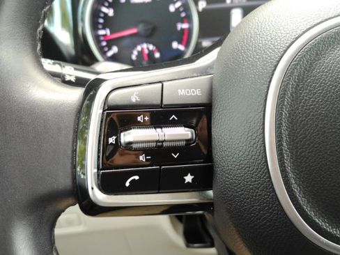 Used 2024 Kia Carnival EX FWD image 43