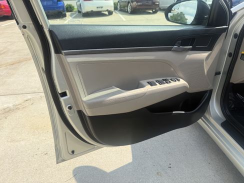 Used 2017 Hyundai Elantra SE FWD image 17