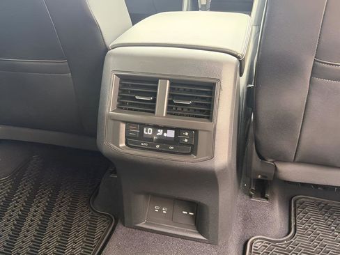 Used 2023 Volkswagen Atlas SE FWD image 33