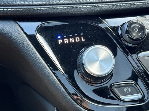 Used 2024 Chrysler Pacifica Limited w/ Uconnect Theater Family Group image 22