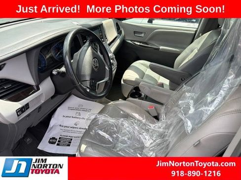 Used 2019 Toyota Sienna XLE Premium FWD image 8