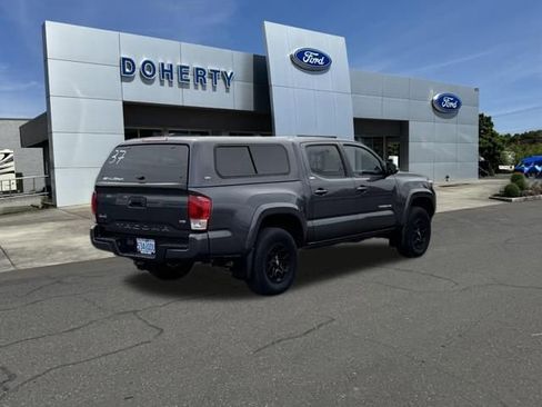 Used 2022 Toyota Tacoma SR5 AWD/4WD image 11