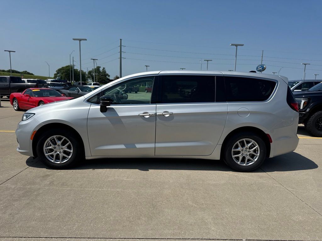 Certified 2024 Chrysler Pacifica Touring-L FWD image 25
