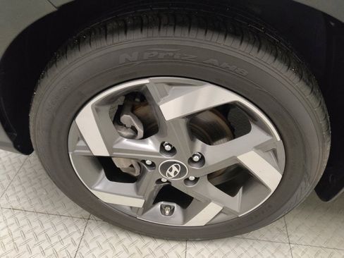 Used 2025 Hyundai Venue SEL image 31