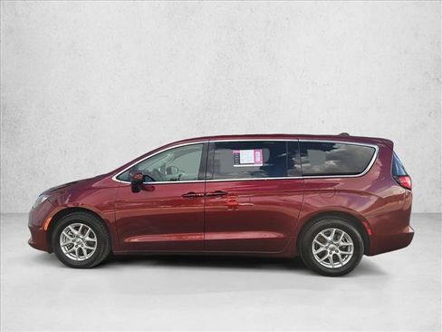 Used 2022 Chrysler Voyager LX FWD image 9