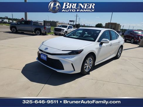 Certified 2025 Toyota Camry LE image 1