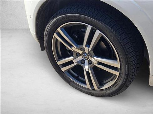 Used 2018 Volvo XC60 T5 Momentum w/ Vision Package image 17