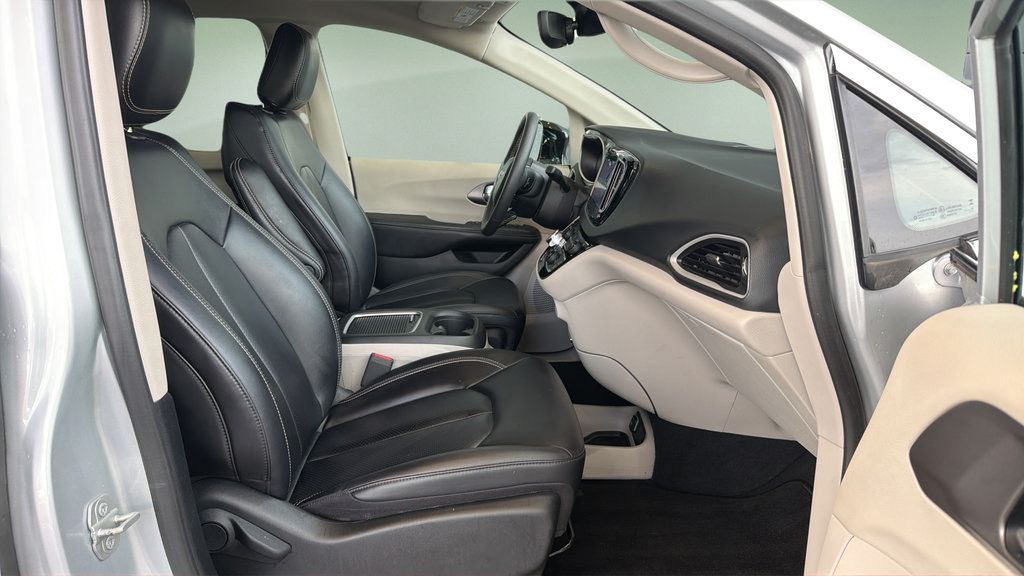 Used 2024 Chrysler Pacifica Touring-L FWD image 11