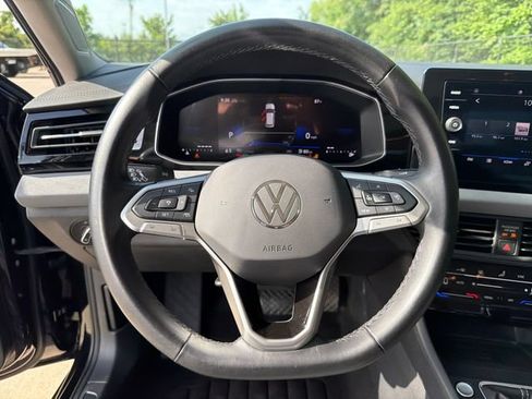 Used 2025 Volkswagen Jetta SE FWD image 17