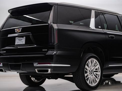 Used 2026 Cadillac Escalade ESV Luxury w/ LPO, Floor Liner Package AWD/4WD image 12