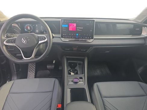 Certified 2025 Volkswagen Tiguan SE image 16