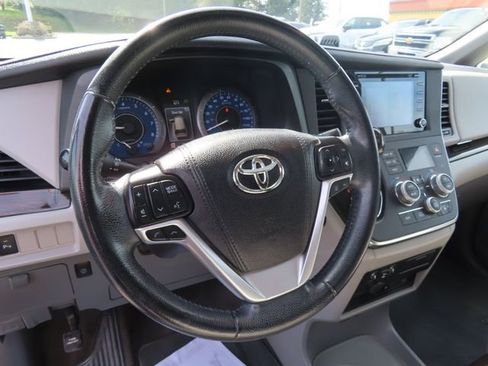 Used 2018 Toyota Sienna XLE Premium w/ Carpet Mat Package image 15