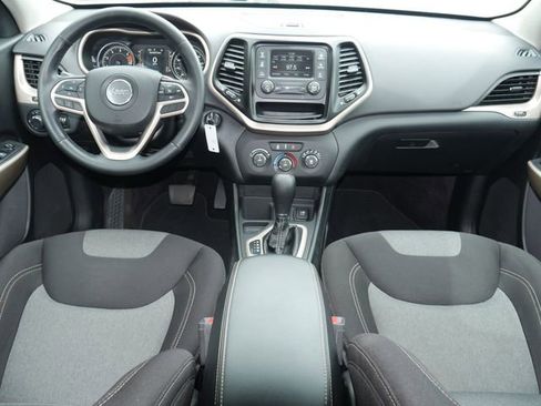 Used 2017 Jeep Cherokee Sport FWD image 4