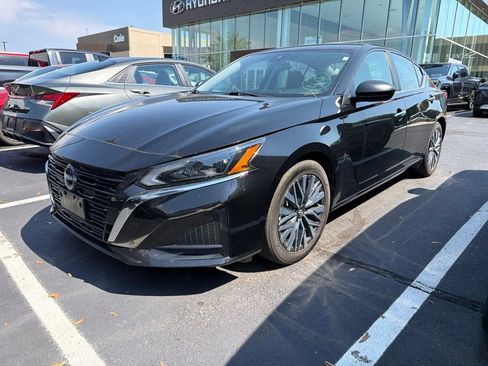 Used 2025 Nissan Altima 2.5 SV FWD image 3
