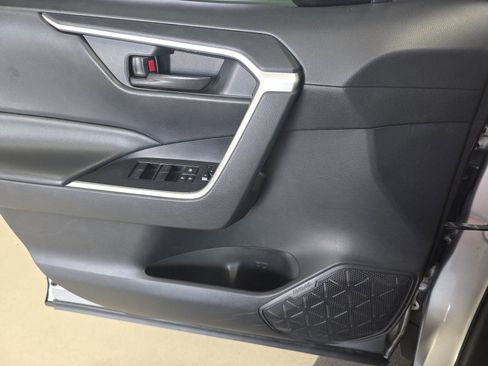 Used 2019 Toyota RAV4 LE image 10