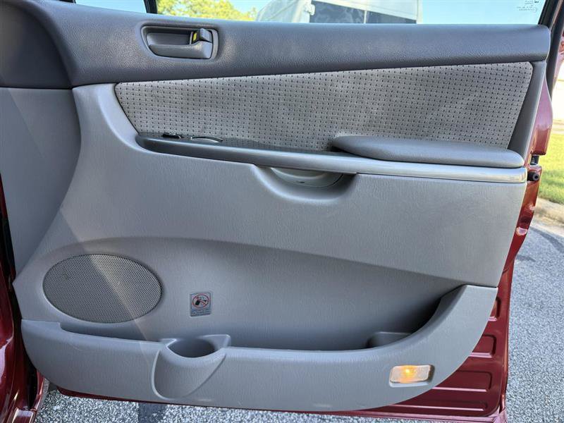 Used 2007 Toyota Sienna CE FWD image 18