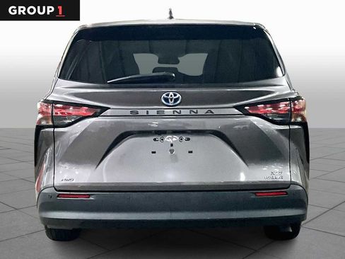 Used 2021 Toyota Sienna XLE image 5