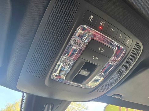 Used 2021 Mercedes-Benz GLB 250 4MATIC image 35