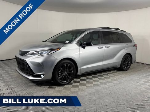 Used 2022 Toyota Sienna XSE w/ XSE Plus Package FWD image 1