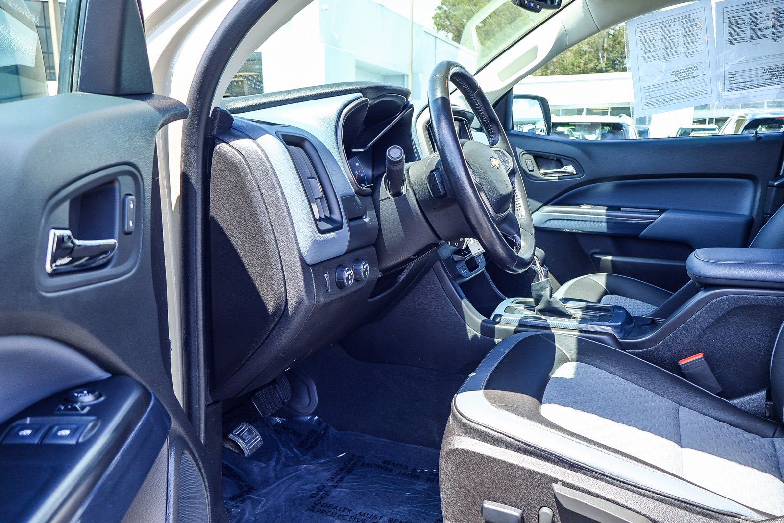 Used 2022 Chevrolet Colorado Z71 AWD/4WD image 2