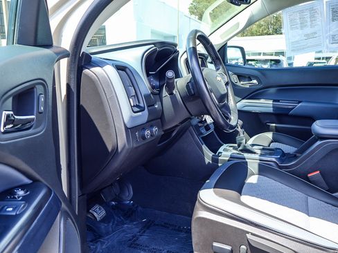 Used 2022 Chevrolet Colorado Z71 AWD/4WD image 2