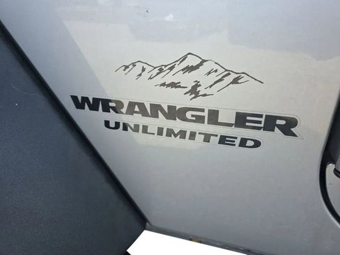 Used 2015 Jeep Wrangler Unlimited Rubicon image 10