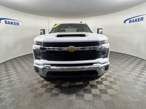 Used 2024 Chevrolet Silverado 2500 LT AWD/4WD image 3