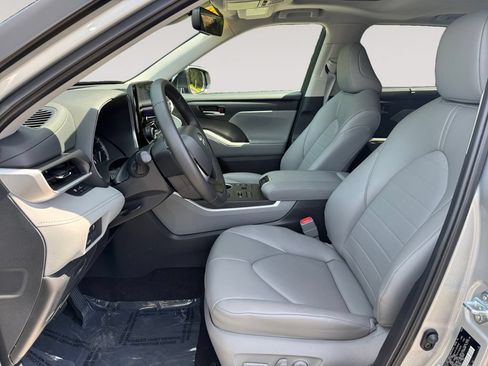 Used 2024 Toyota Highlander XLE AWD/4WD image 9