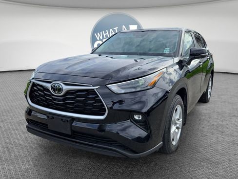 Used 2023 Toyota Highlander LE AWD/4WD image 7