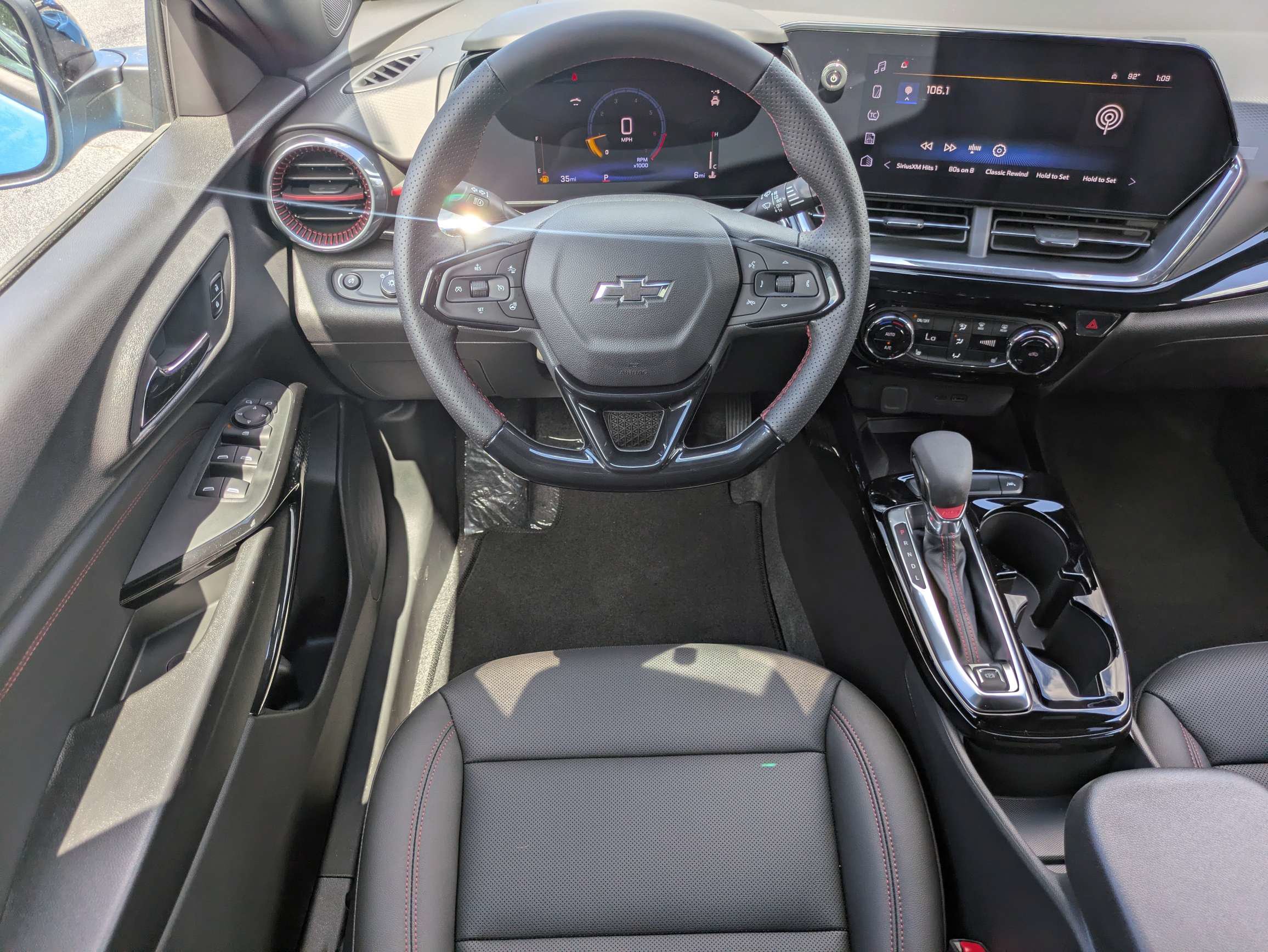 New 2026 Chevrolet Trax RS w/ Sunroof Package FWD image 4