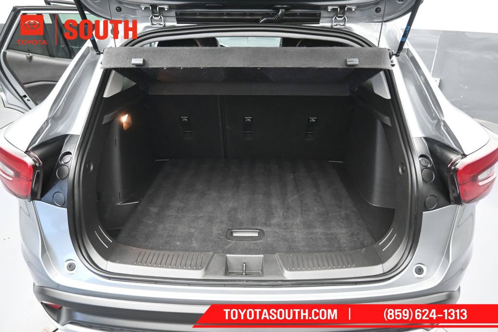 Used 2025 Chevrolet Trax LT w/ LT Convenience Package FWD image 27