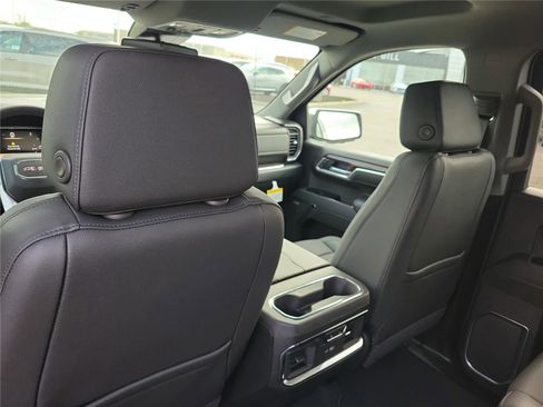 New 2026 GMC Sierra 1500 SLT image 14