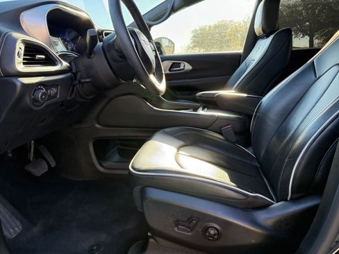 Used 2025 Chrysler Pacifica Limited image 31