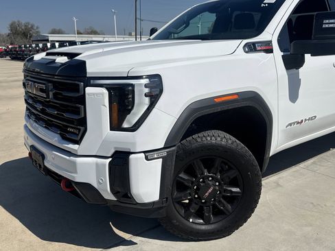 Used 2025 GMC Sierra 2500 AT4 image 2