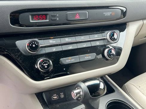 Used 2016 Kia Sedona LX w/ LX Convenience Package image 17