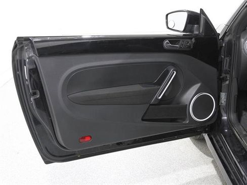 Used 2013 Volkswagen Beetle 2.0T image 4